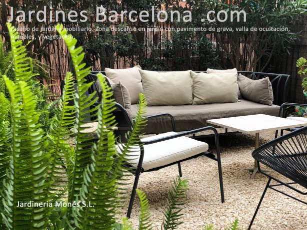 Dise�o de exterior, zona descanso con mobiliario de jard�n, pavimento de grava y plantaciones en Sant Cugat del Vall�s, Barcelona