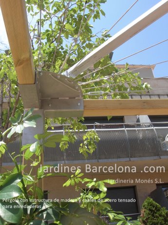 Jardineria Mon�s ha dise�ado y construido esta p�rgola en una terraza exterior con estructura de madera de pino de flandes tratada autoclave i cables de acero tensados con plantaci�n de arbustiva enredadera.