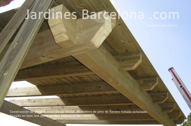 Jardineria Mon�s ha dise�ado y construido esta p�rgola con madera de pino de flandes tratada autoclave en Sant Just Desvern, Bais Llobregat, Barcelona.