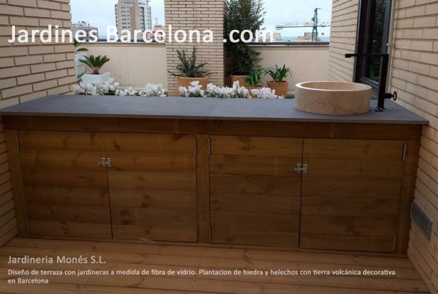 Disseny de terrassa en un �tic de Barcelona. Construcci� de moble cuina exterior amb fusta i tarima de pi de flandes.