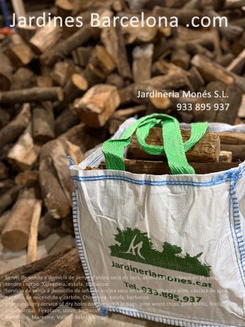 Barcelona, Maresme, Vall�s i Baix Llobregat. Servicio de venta a domicilio de le�a de encina seca en sacos, astillas de pino, c�scara de pino, pastillas de encendido y carb�n. Chimenea, estufa, barbacoa.