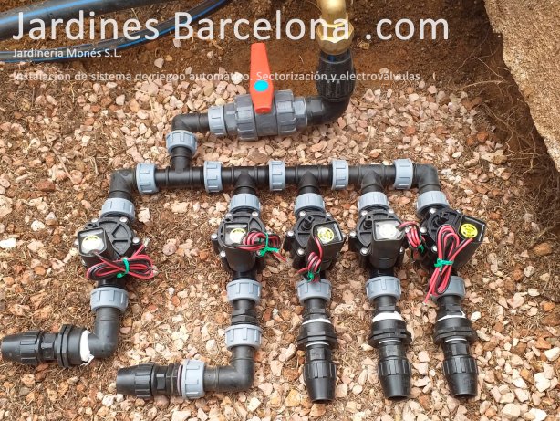 Instal�laci� de sistema de reg autom�tic per difusors. Instal�laci� completa de tubs, accessoris, difusors, programaci�, electrov�lvules, pou i bombeig. Cabrils, Maresme, Barcelona.