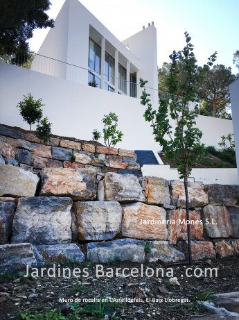 Murs de rocalla per a contenci de terres i formaci de bancals per guanyar espai til en terreny amb tals al Alella, el Maresme, Barcelona.