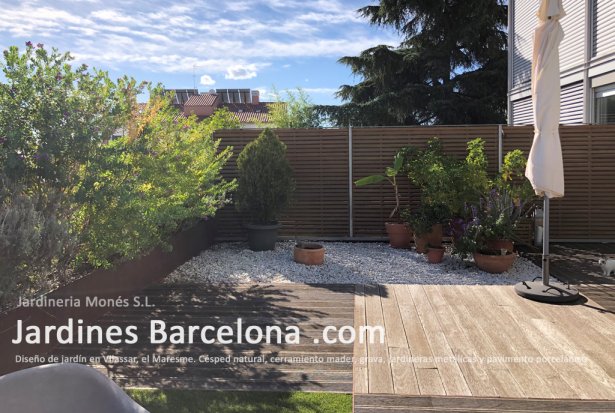 Disseny de jard� particular de Jardineria Mon�s. Jardineres, testos, reg, bolo marbre, gespa natural i paviment a Caldes de Montbui, Barcelona
