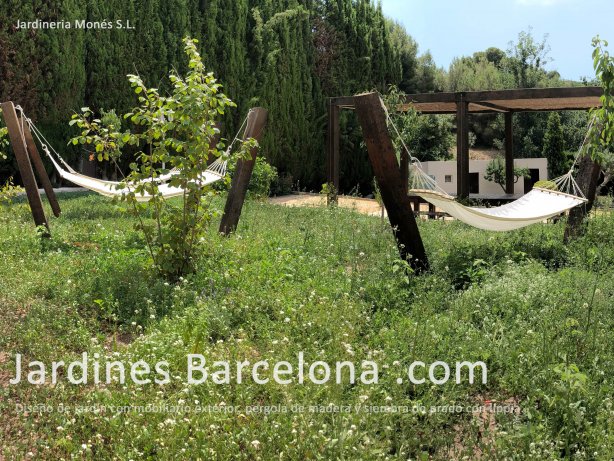Jardineria Mon�s ha dise�ado este jard�n con mobiliario exterior, pergola de madera y siembra de prado con lippia en Sant Cugat del Vall�s, comarca del Vall�s Occidental y provincia de Barcelona.