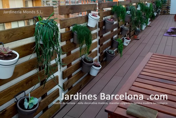 Disseny de terrassa amb tarima sint�tica, tanca decorativa amb fusta, testos i plantacions de planta crassa i suculenta a Cornell�, el Baix Llobregat