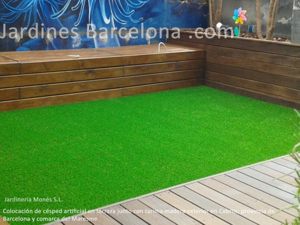 Jardineria Mon�s ha instal�lat aquesta gepa artificial combinada amb tarima de fusta en una terrassa a Cabrils, provincia de Barcelona i comarca del Maresme