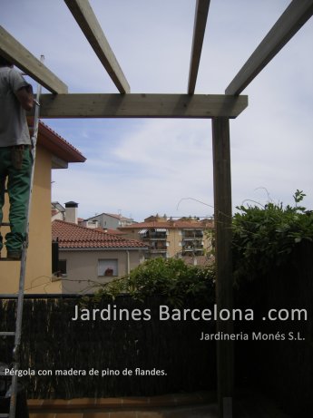 Jardineria Mon�s ha dissenyat i construit aquesta p�rgola amb fusta de pi de flandes tractada autoclau a Tiana, el Maresme, Barcelona.