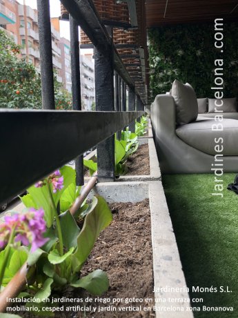 Instal�laci� en jardineres de reg per goteig en una terrassa amb gespa artificial, mobiliari i jard� vertical a Barcelona zona Bonanova