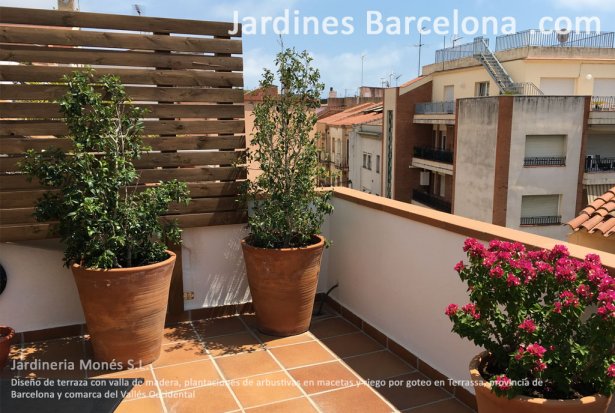 Jardineria Mon�s ha dissenyat aquesta terrassa cl�ssica amb tanca de fusta, plantacions d'arbustives en testos amb reg per goteig a Terrassa, provincia de Barcelona i comarca del Vall�s Occidental