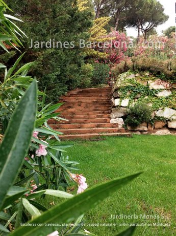 Jardineria Mones ha dise�ado  este jardin en Montcada, provincia Barcelona y comarca el Valles donde podemos apreciar una escalera exterior de mdera con traviesas i pantacion de cesped natural