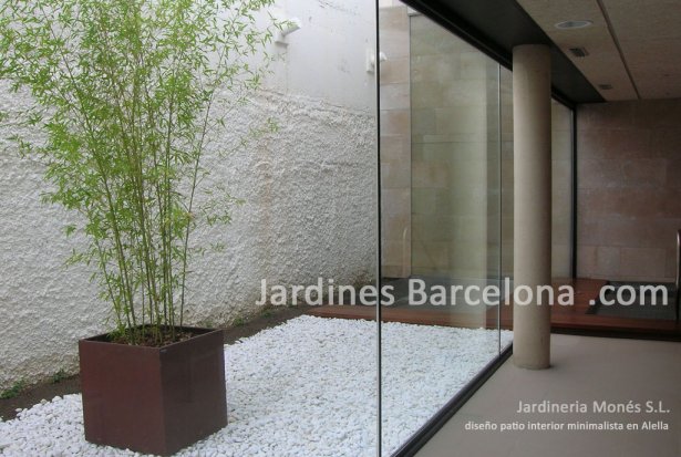 Jardineria Mon�s ha dissenyat aquest pati interior a Alella provincia de Barcelona i comarca el Maresme on es pot apreciar un paviment de grava bolo marbre blanc i plantaci� en test