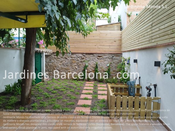 Jardineria Mon�s ha dise�ado esta terraza de estilo cl�sico en Terrassa (Vall�s Occidental, Barcelona). El espacio incorpora una valla de madera y diversas plantaciones arbustivas en macetas, equipadas con un sistema de riego por goteo automatizado.