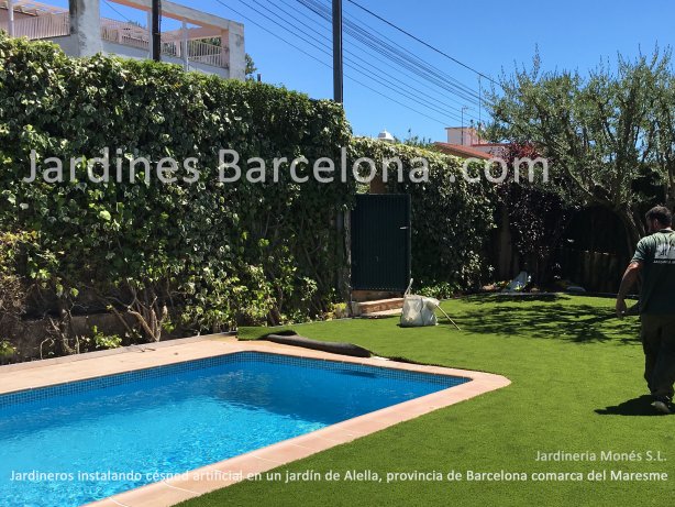 Los jardineros de Jardineria Mon�s han instalado este c�sped artificial sobre saul� compactado con malla antihierbas en Alella, provincia de Barcelona y comarca del Maresme
