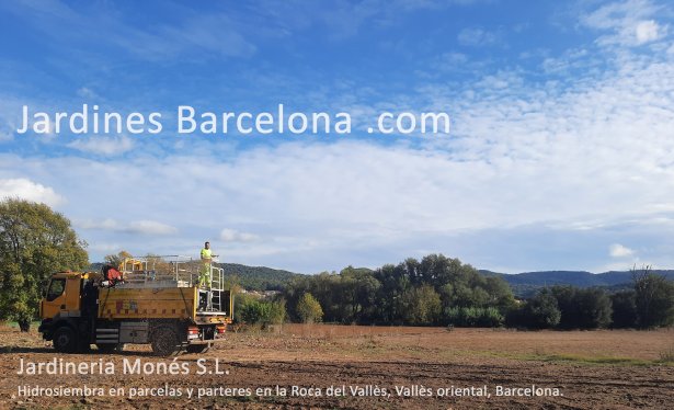 Hidrosembra amb mescla de llavors, adob i mulch a una parcel�la i parterres de la Roca del Vall�s al Vall�s Oriental, Barcelona