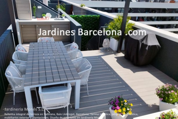 Reforma integral de terraza situada en Vallirana, Baix Llobregat, Barcelona. Dise�o de exterior con tarima sint�tica, p�rgola bioclim�tica, mobiliario y plantaciones.