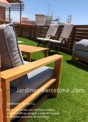 Jardineria Mon�s ha dise�ado esta terraza con pergola i valla de madera, mobiliario exterior y cesped artificial en Badalona provincia de Baarcelona comarca del Barcelones
