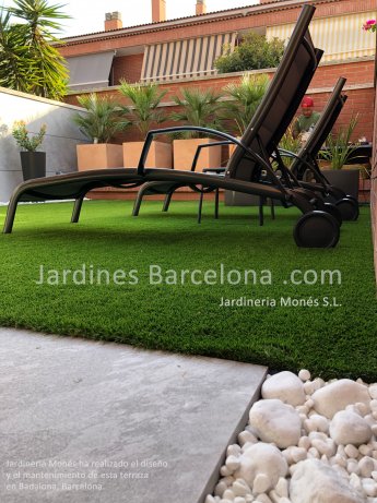 Disseny i manteniment de terrassa exterior a Barcelona, Testos, plantacions, iluminaci�, mobiliari, gespa artificial i paviment.