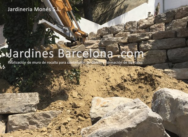 Construcci�n de muro de rocalla para contenci�n de tierras y formaci�n de bancales en Cabrils, el Maresme, Barcelona.